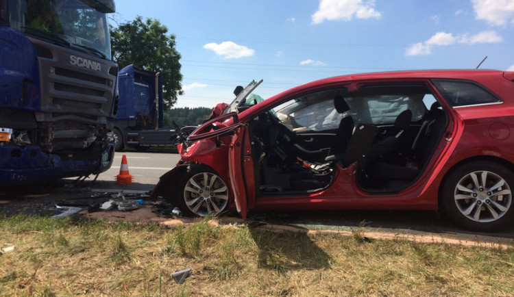 Řidič osobního automobilu narazil čelně do kamionu, střet na místě nepřežil