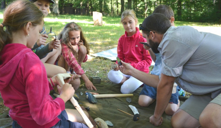 Velký zájem měly děti o muzejní kufříky s artefakty z doby kamenné
