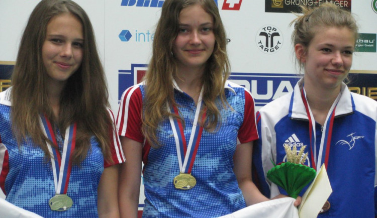Nikola Foistová (uprostřed)