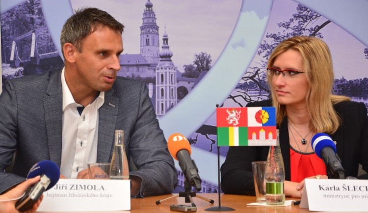 Hejtman Jiří Zimola s ministryní pro místní rozvoj Karlou Šlechtovou