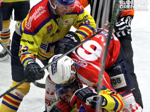 Heřman v klinči Marcinka, na pomoc svému spoluhráči přispěchal Suchánek