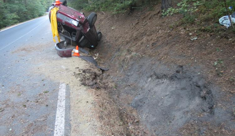 Opilý sedl za volant, s autem skončil na střeše