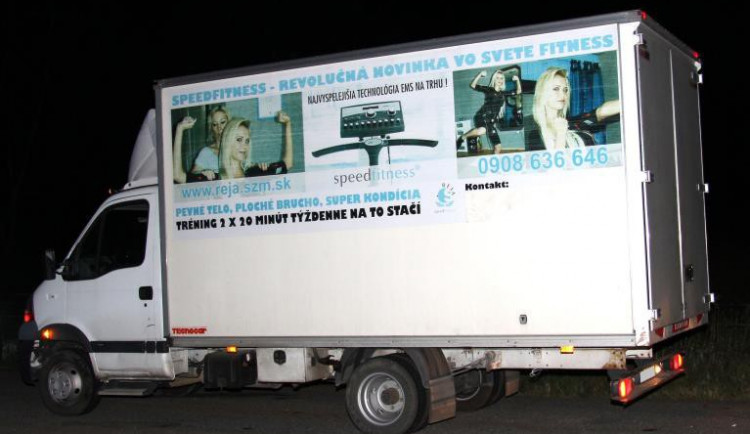 Fotografie ze zadržení nákladního vozu s uprchlíky