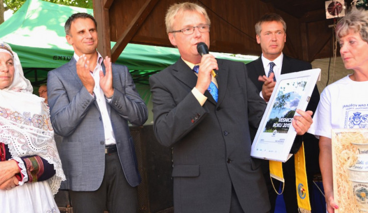 Hejtman Jiří Zimola tleská starostovi Jarošova nad Nežárkou Bohumilu Rodovi