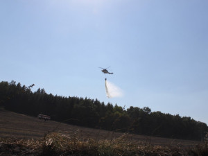 Na Strakonicku hořelo pole, oheň zasáhl plochu 57 hektarů