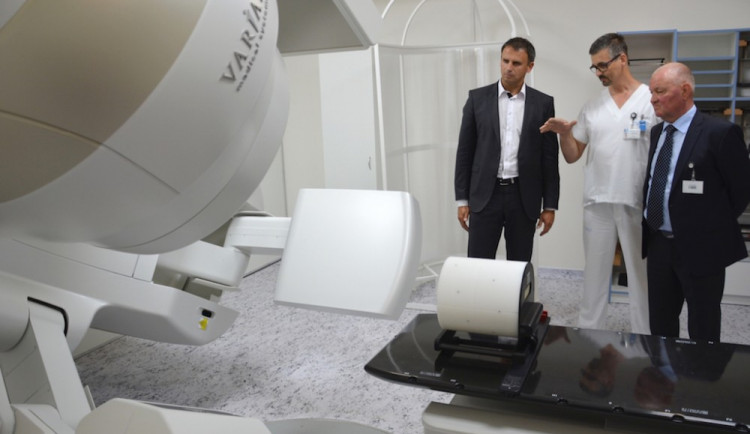 Při prohlídce nového lineárního urychlovače hejtman Jihočeského kraje Jiří Zimola, primář onkologického oddělení Václav Janovský a předseda představenstva nemocnice Břetislav Shon