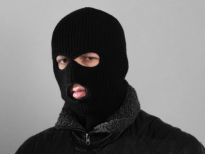 Dva lupiči vyhrožovali obsluze čerpací stanice v Táboře nožem, policisté po nich pátrají