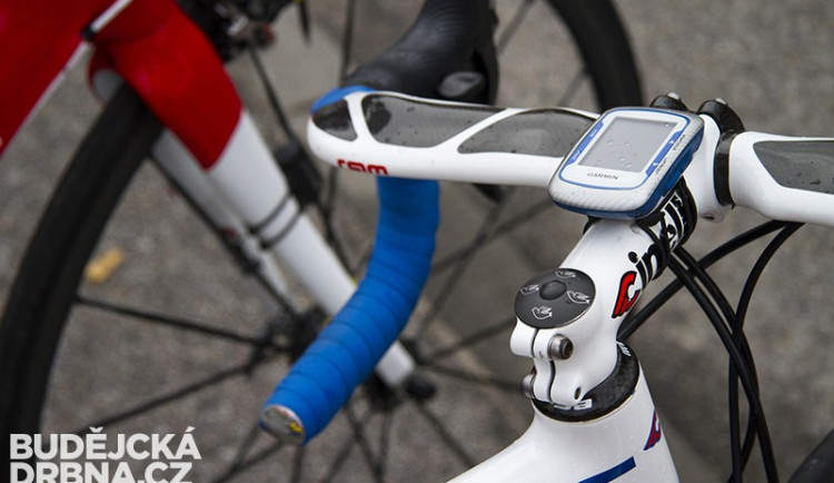 Na cyklistu spadl strom. Jednačtyřicetiletý muž nehodu nepřežil