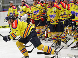 Spoluhráči vyhecovali Lukáše Zíba, aby šel jako první skočit rybičku