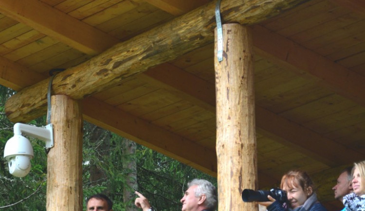 Hejtman Jiří Zimola si prohlíží nové návštěvnické centrum u Kvildy na Prachaticku.