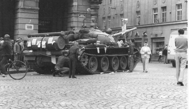 Srpen 1968: Na vojenské vozy lidé i plivali a házeli flašky