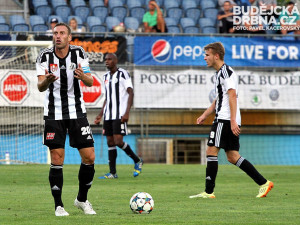 Jan Šimák důrazně promlouvá k jednomu ze svých spoluhráčů