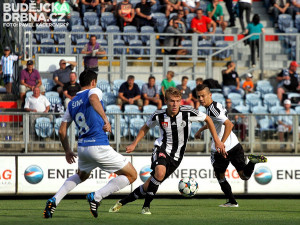 Michal Řezáč a jeho klička kolem Ondřeje Šimla, vpravo Jakub Pešek