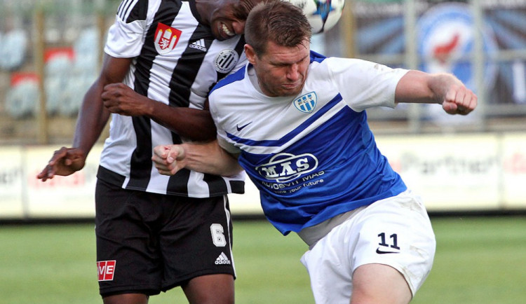 Everson Lima v hlavičkovém souboji se střelcem druhé branky Táborska Miloslavem Strnadem