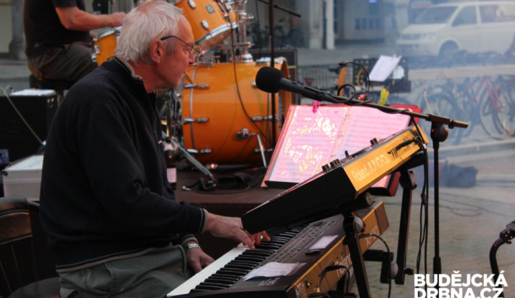 Hudební cestování časem: Na náměstí vystoupila kapela Gama