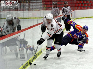 Dres Chabarovsku obléká český útočník Tomáš Zohorna. Na snímku obešel Adama Přibyla