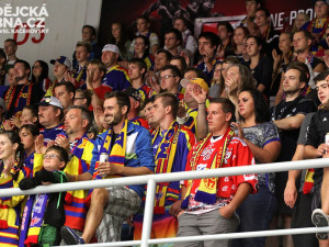 Zaplněný kotel domácích fanoušků