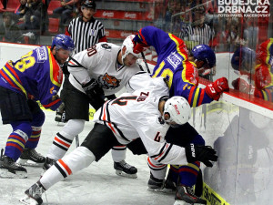 Zub a Zohorna se přetlačují s Babkou, přihlíží Straka