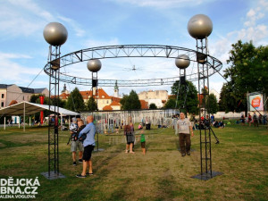 Touch the Music pżin†Á° i netradiün° hudebn° n†stroje, na kterā si kaßdž mÖße zahr†t
