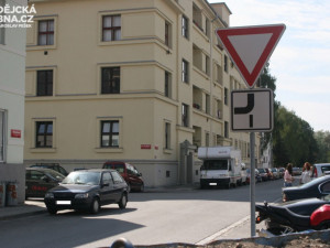 Změna hlavní ulice na křižovatce Nerudovy a ulice Františka Hrubína se bude přehodnocovat