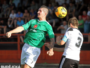 Pavel Svoboda (vlevo) v hlavičkovém souboji s Jakubem Hricem