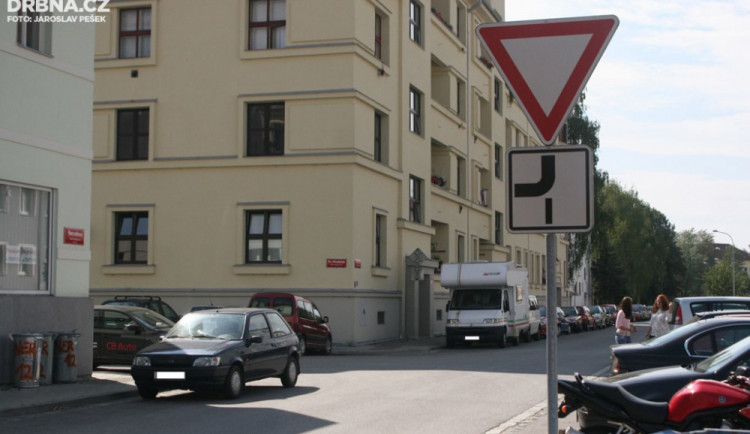 Křižovatka Nerudovy a Františka Hrubína