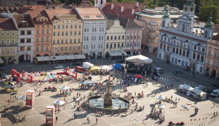 Salesiáni zasypali českobudějovické náměstí pískem