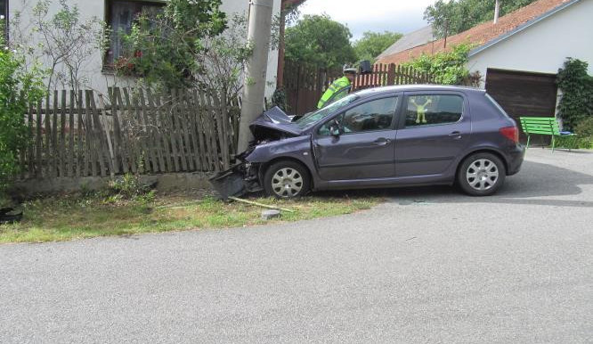 Ve vsi Chotčiny narazilo auto do sloupu, zemřeli dva starší lidé