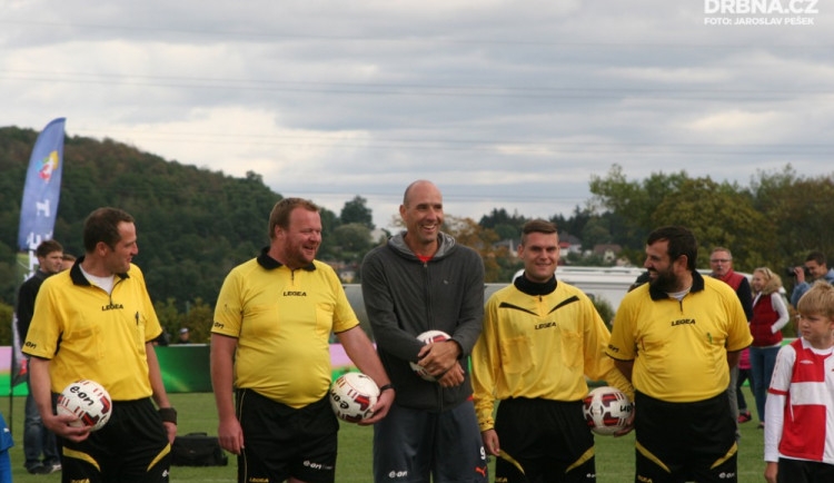 Jan Koller při finálovém utkání mezi rozhodčími duelu