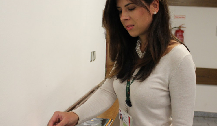 Leona Trešlová, projektová manažerka elektrárny, odkladá k recyklaci jednu z tisíců baterií