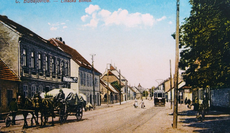 Kolorovaná pohlednice Linecké silnice s tramvají ve stanici Matice Školské v čase před 1. světovou válkou