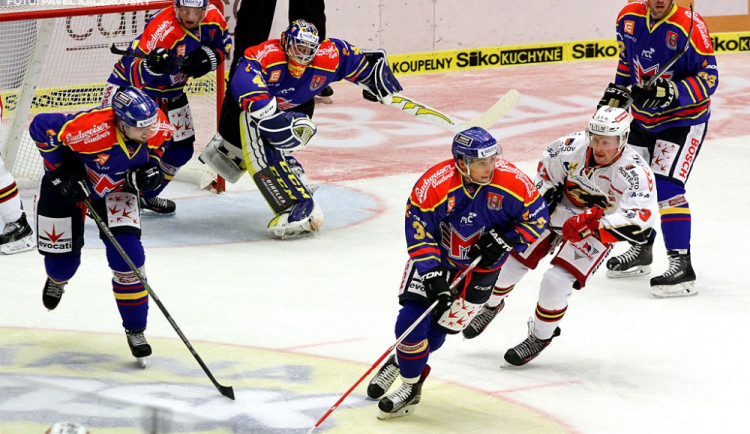 Premiérovou branku v dresu motoráckého A týmu vstřelil Tomáš Guman (u puku)