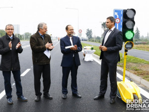 Padla zelená a nový úsek zanádražní komunikace se stal průjezdným