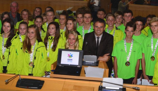 Hejtman Jiří Zimola s mladými jihočeskými medailisty