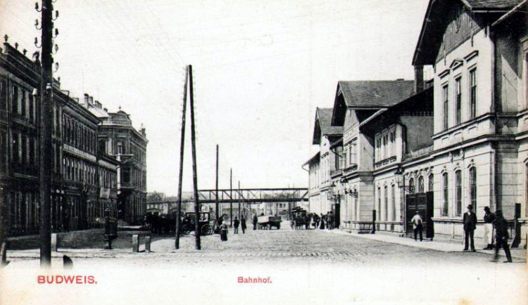 Nádražní třída a staré nádraží vpravo před rokem 1907