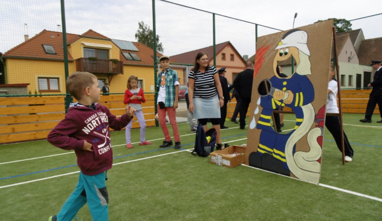 Sportovat na bezpečném hřišti nově mohou děti z Chlumce u Dačic