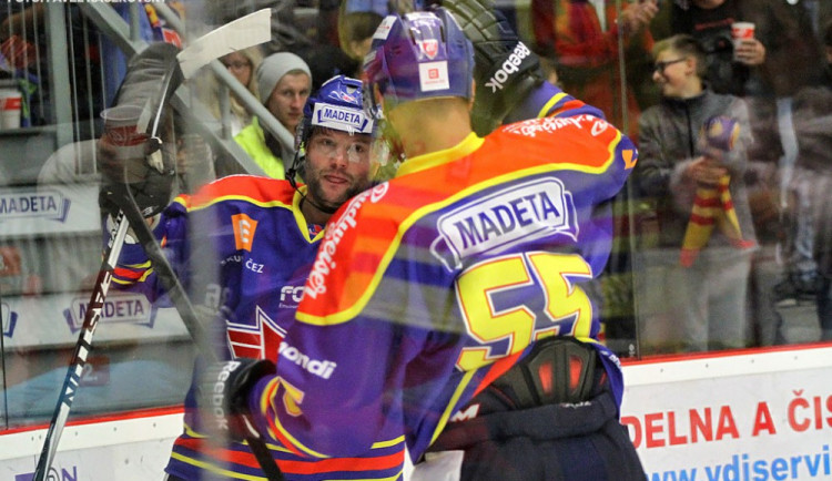 Josef Straka slaví s Tomášem Nouzou rozhodující branku na 3:2