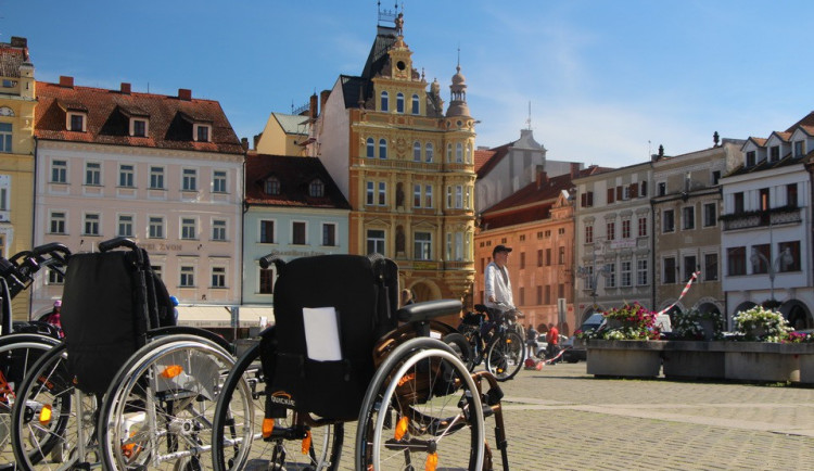 Druhý ročník festivalu Štěstí s překážkou na budějckém náměstí