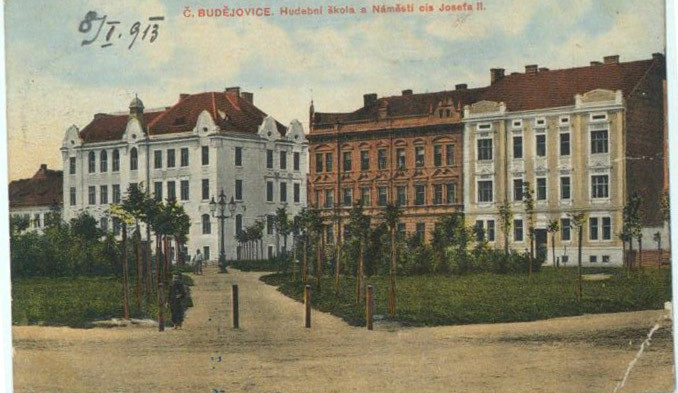 Palackého náměstí před rokem 1913, tehdy náměstí císaře Josefa II. Pohled směrem k hudební škole