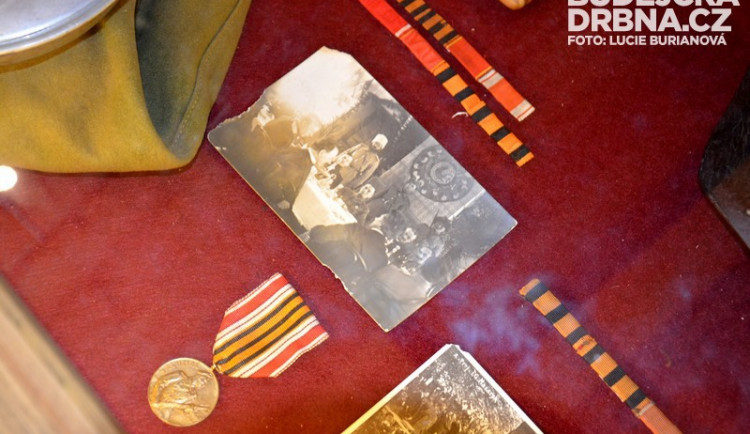 Zloděj ukradl z výstavy v Budějcích historické šperky