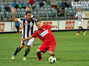 Alois Hyčka dělal fotbalistům Dynama velké problémy. Nakonec právě on (vpravo na snímku s Petrem Benátem) rozhodl o vítězi utkání