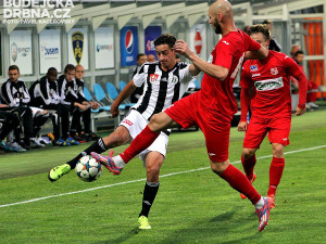 Centr Jiřího Fundy blokuje Tomáš Smola