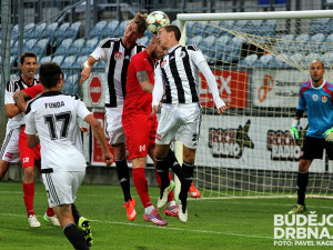 Smola hlavičkuje mezi Novákem a Karafiátem