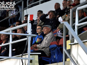 Utkání sledoval také oslavenec, 90letý František Ondok (při rozhovoru s redaktorem Filipem Kortusem)