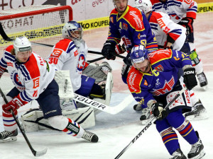 Josef Straka nahrává v první třetině na vyrovnávací trefu Romanu Vráblíkovi