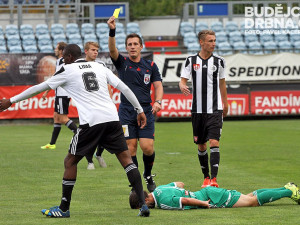 Everson Lima reklamuje odpískanou penaltu. Sudí Pechanec ale byl nekompromisní, navíc mu udělil žlutou kartu