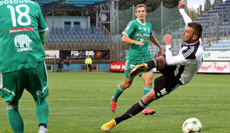Milan Jurdík dal první branku Dynama, při šanci na snímku navíc trefil břevno
