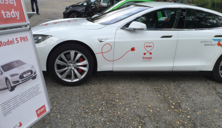 Elektroautomobil TESLA