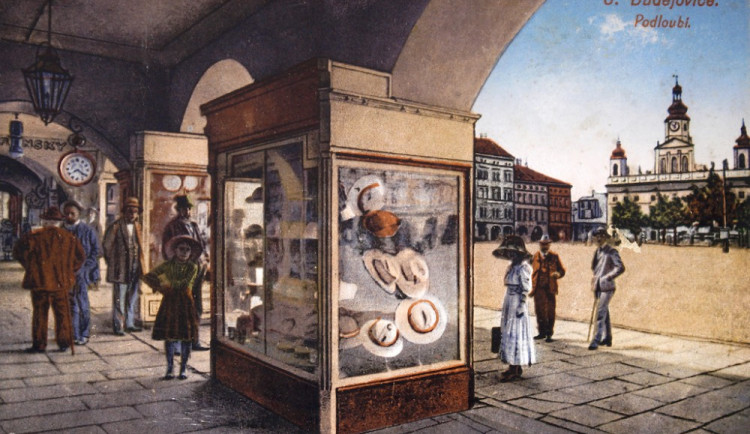 Komerční využití sloupů podloubí na náměstí, pohlednice z období c. k.