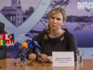 Ministryně školství Kateřina Valachová pokračuje v návštěvách krajů. Dnes zavítala do Budějc